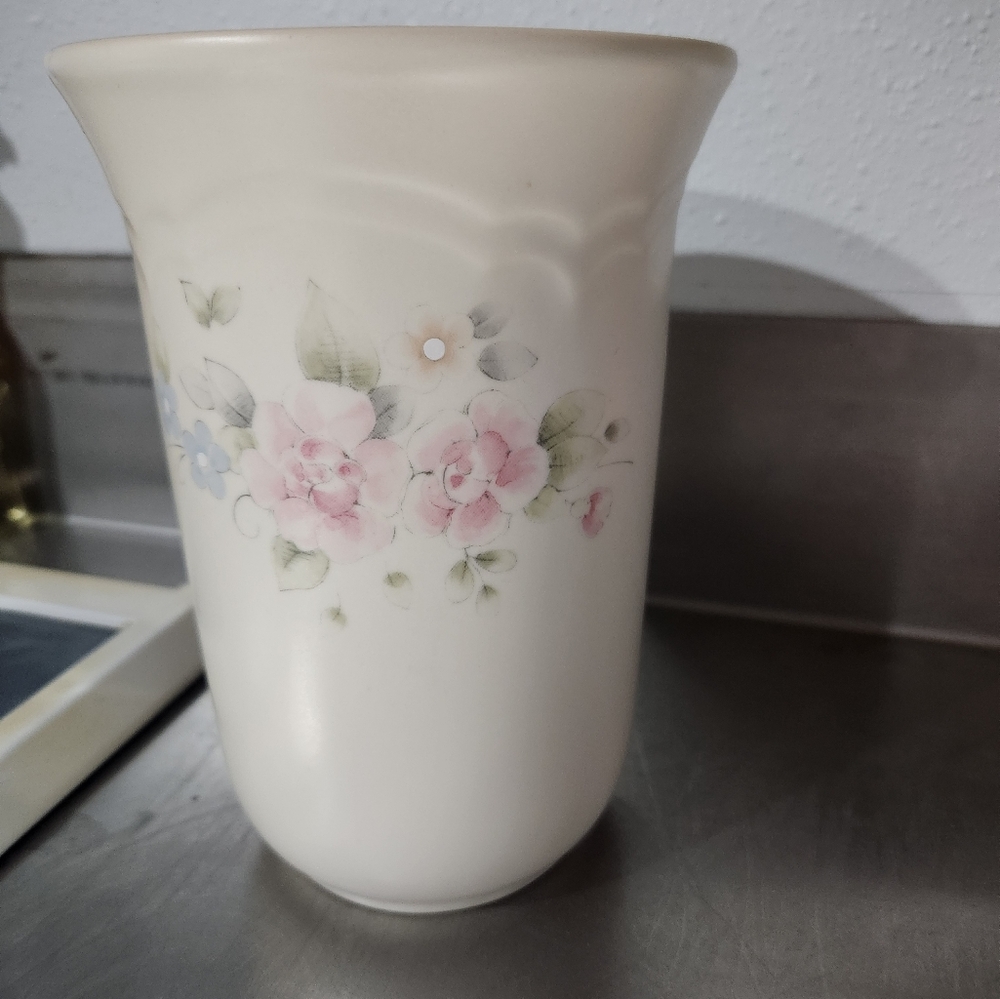 Pfaltzgraff tearose vase/utensil holder